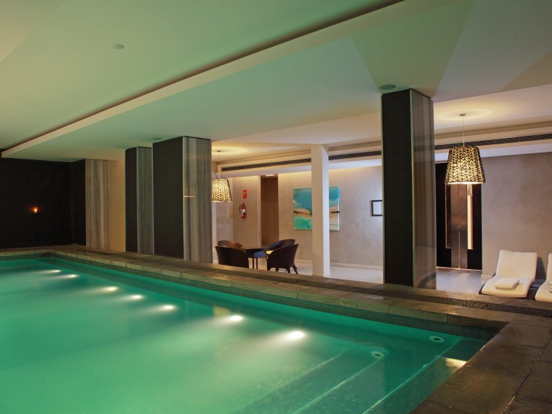 hotel-montevideu-esplendor-piscina-01-800x600